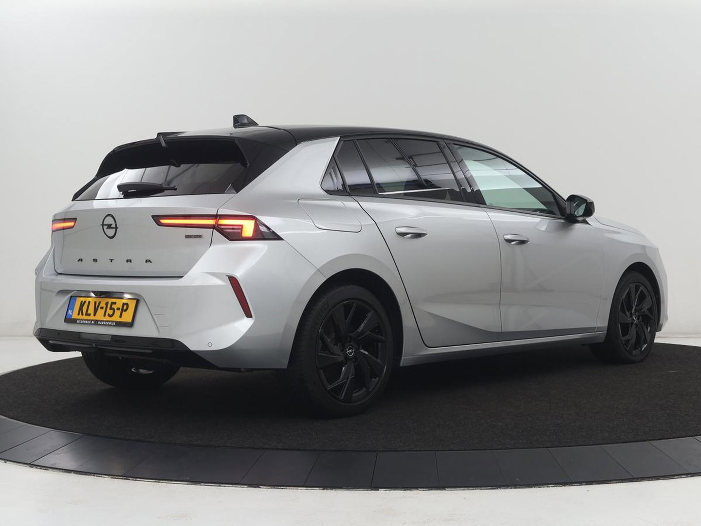 Opel Astra 1.6 Hybrid GS Line | SOH 97.7% | Adaptive cruise | Stuur/stoel verwarming | 360 camera | Climate control | Carplay | Sfeerverlichting | Full Led |