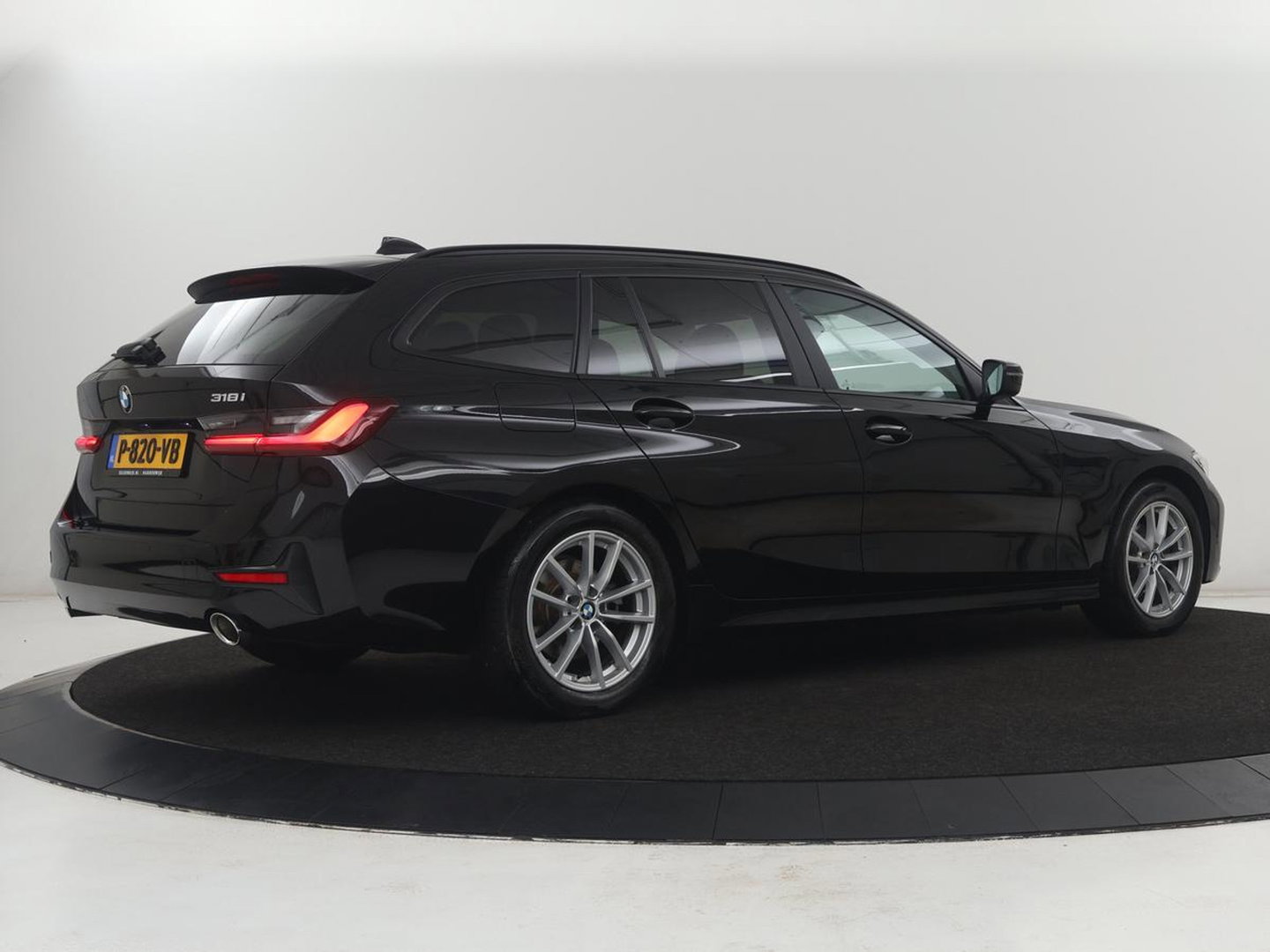 BMW 3 Serie Touring 318i Business Edition Plus | Leder | Stoelverwarming | Carplay | Virtueel dashboard | Cruise control | Climate control | Park assist | Full LED |
