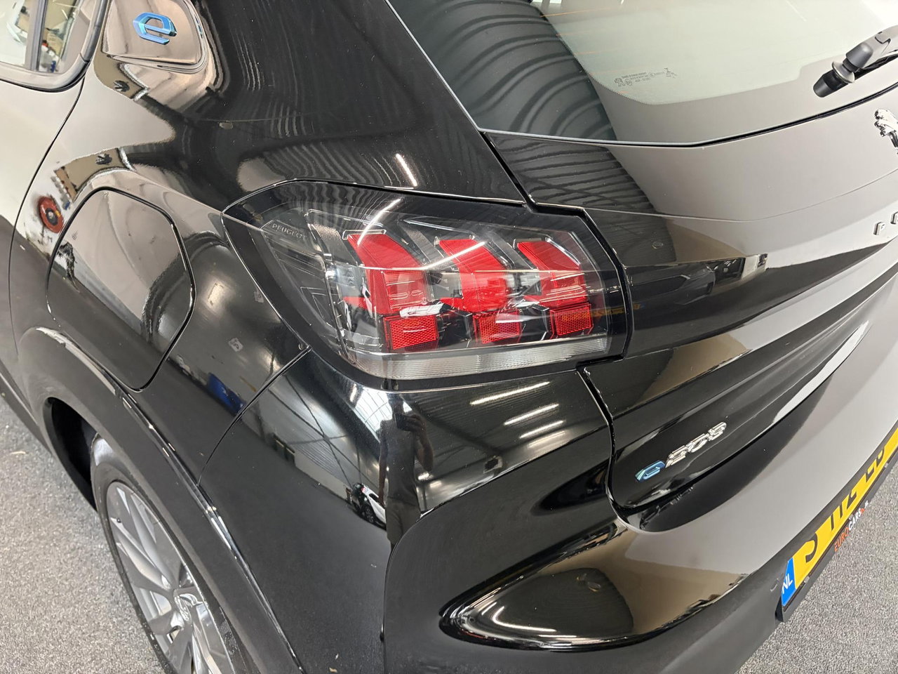 Peugeot e-208