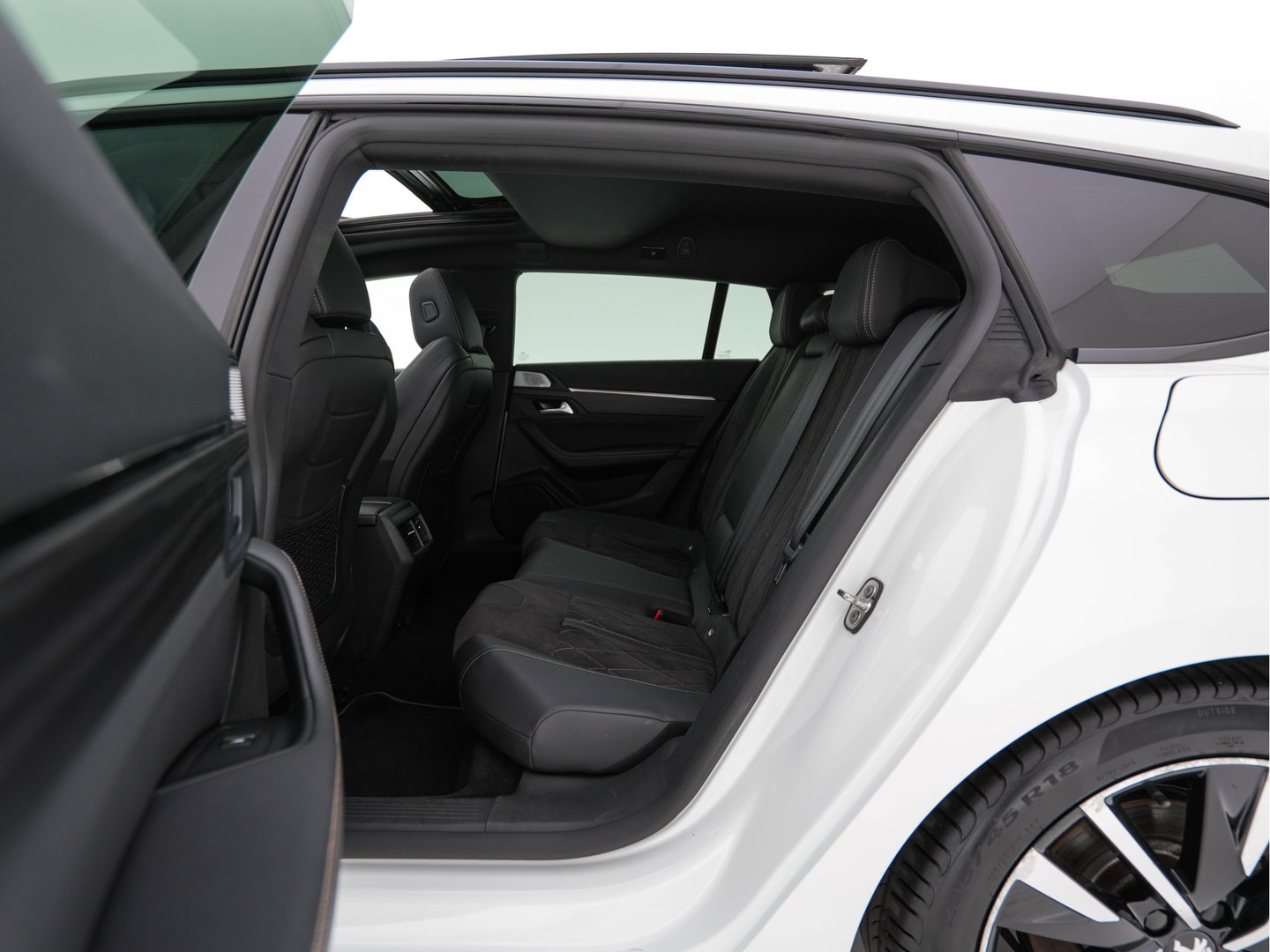 Peugeot 508 SW 1.6 HYbrid GT-Line Pack Business (Plug-in) {SoH-100%} (INCL-BTW) Aut. *PANO | LEATHER-MICROFIBRE | FOCAL®-AUDIO | FULL-LED | CRUISE-ADAPT. | BLINDSPOT | DAB | DIGI-COCKPIT | HEATED-SPORTSEATS | CAMERA | NAVI | SHIFTPADDLES | PRIVACY-GLASS | ...