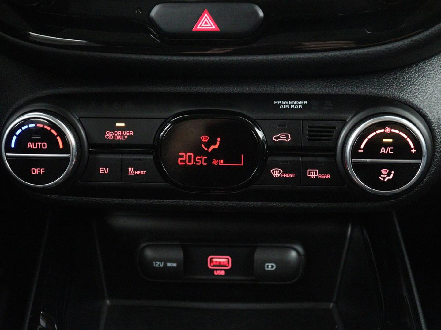 Kia e-Soul DynamicLine 64 kWh | SOH 97,5% | Cruise control | Carplay | Park assist | Camera | Climate control | Virtueel dashboard | plug-in