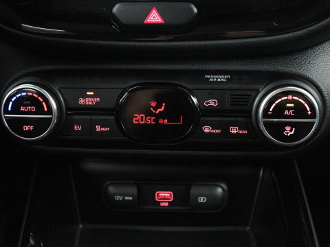 Kia e-Soul DynamicLine 64 kWh | SOH 97,5% | Cruise control | Carplay | Park assist | Camera | Climate control | Virtueel dashboard | plug-in
