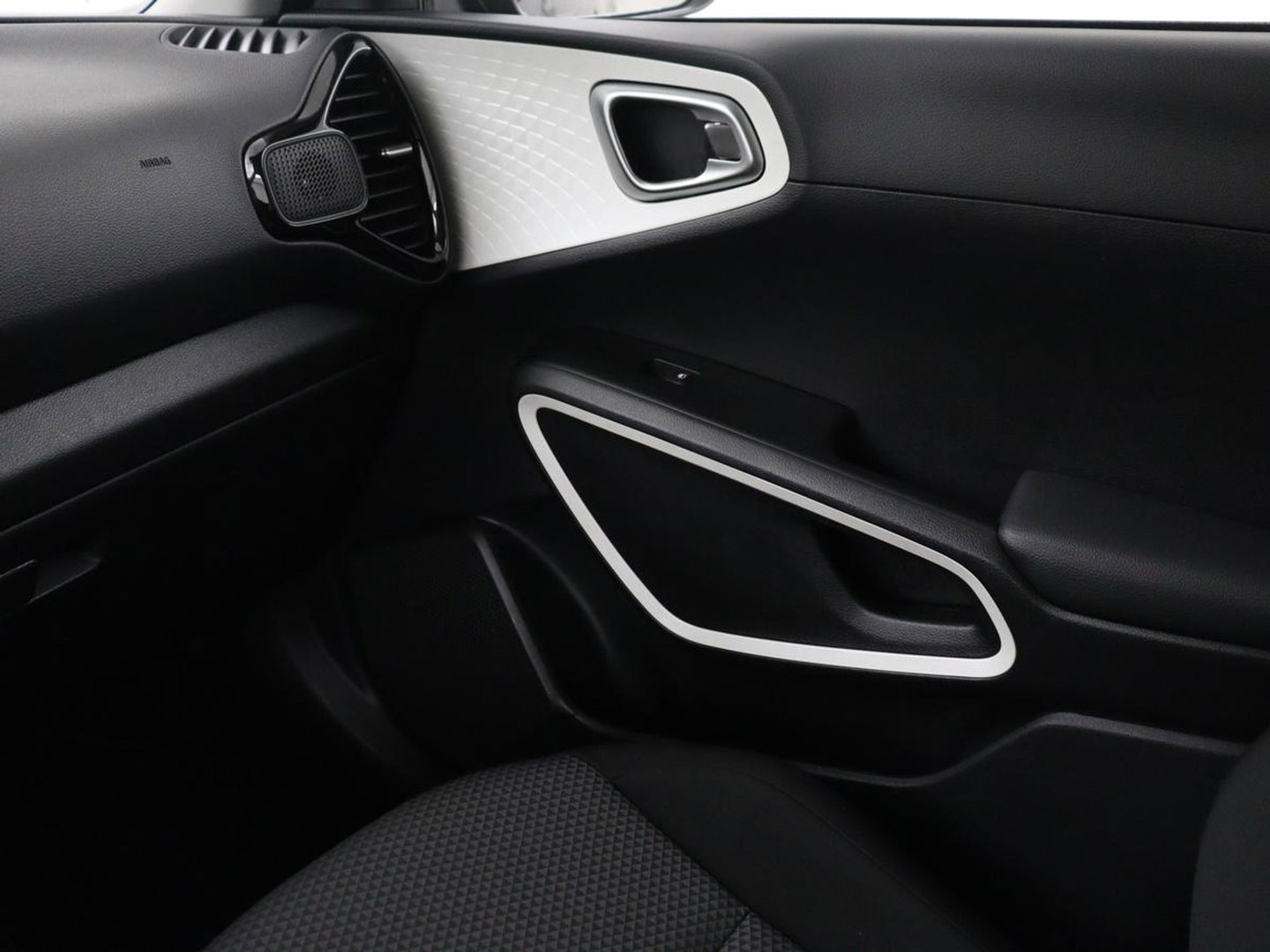 Kia e-Soul DynamicLine 64 kWh | SOH 97,5% | Cruise control | Carplay | Park assist | Camera | Climate control | Virtueel dashboard | plug-in