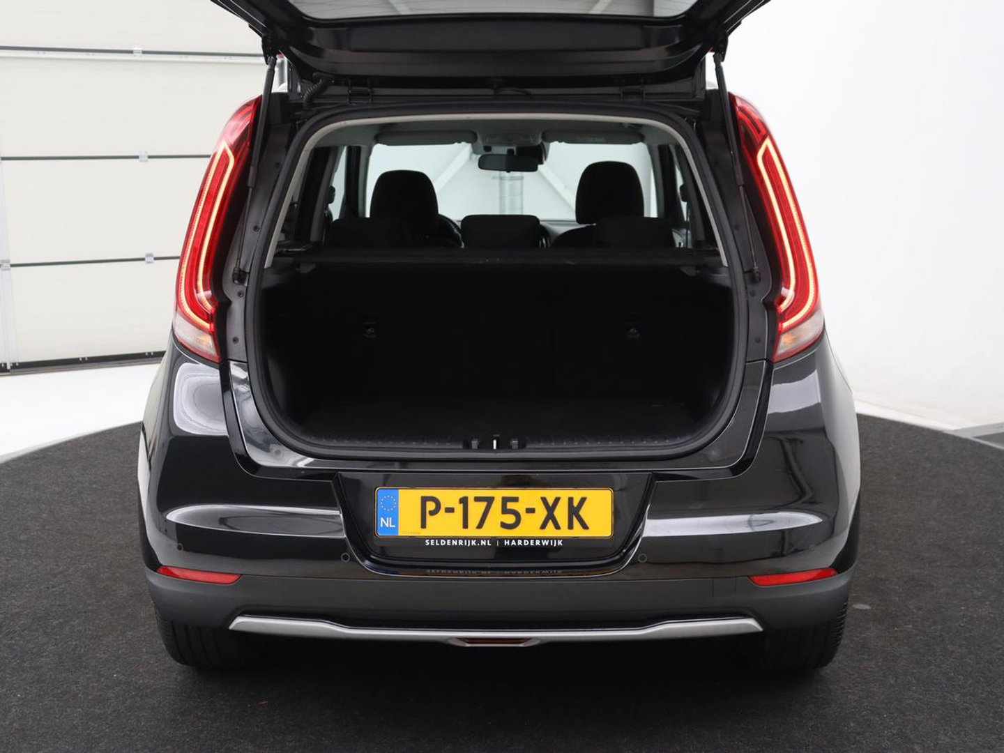 Kia e-Soul DynamicLine 64 kWh | SOH 97,5% | Cruise control | Carplay | Park assist | Camera | Climate control | Virtueel dashboard | plug-in