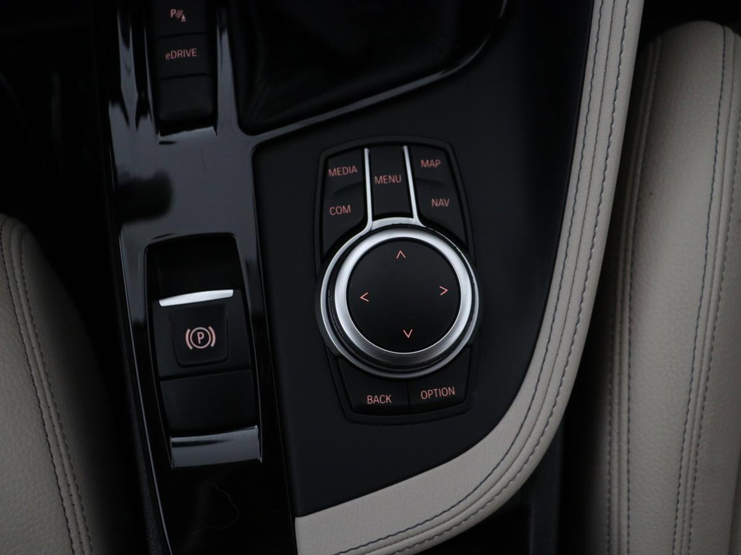 BMW X1 xDrive25e Business Edition Plus | SOH 91,4% | Panoramadak | Leder | Stoelverwarming | Sfeerverlichting | Cruise control | Navigatie | Park assist | PHEV