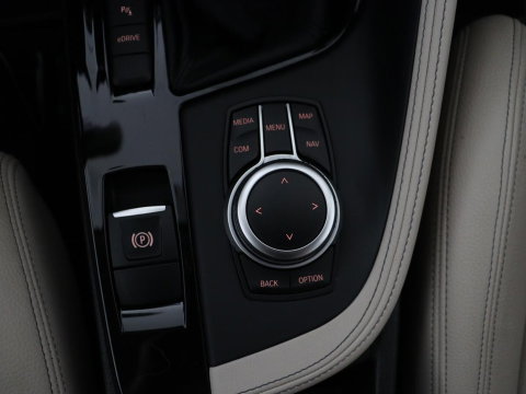 BMW X1 xDrive25e Business Edition Plus | SOH 91,4% | Panoramadak | Leder | Stoelverwarming | Sfeerverlichting | Cruise control | Navigatie | Park assist | PHEV