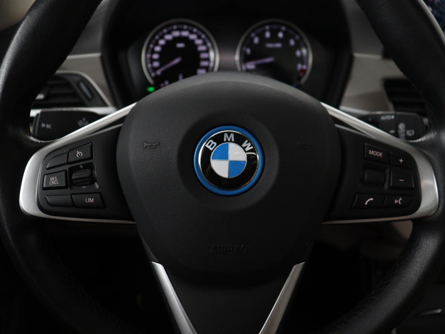 BMW X1 xDrive25e Business Edition Plus | SOH 91,4% | Panoramadak | Leder | Stoelverwarming | Sfeerverlichting | Cruise control | Navigatie | Park assist | PHEV