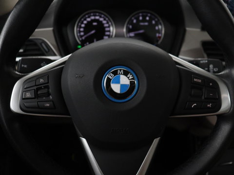 BMW X1 xDrive25e Business Edition Plus | SOH 91,4% | Panoramadak | Leder | Stoelverwarming | Sfeerverlichting | Cruise control | Navigatie | Park assist | PHEV