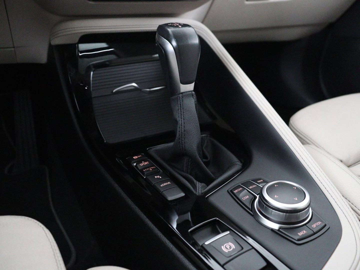 BMW X1 xDrive25e Business Edition Plus | SOH 91,4% | Panoramadak | Leder | Stoelverwarming | Sfeerverlichting | Cruise control | Navigatie | Park assist | PHEV