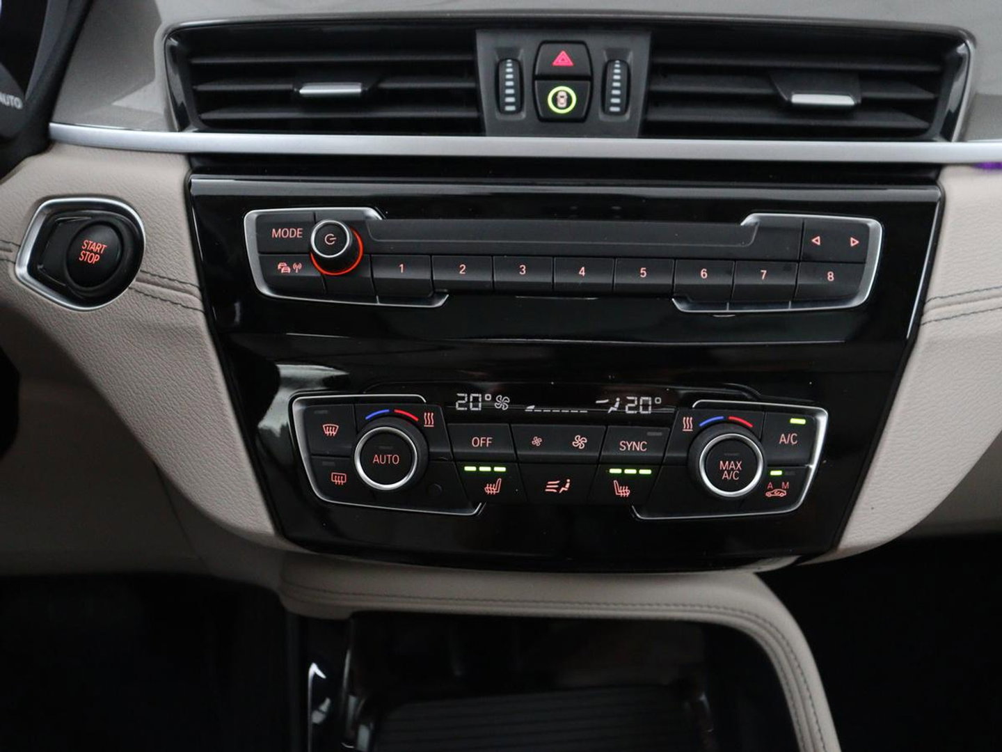 BMW X1 xDrive25e Business Edition Plus | SOH 91,4% | Panoramadak | Leder | Stoelverwarming | Sfeerverlichting | Cruise control | Navigatie | Park assist | PHEV
