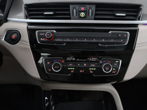 BMW X1 xDrive25e Business Edition Plus | SOH 91,4% | Panoramadak | Leder | Stoelverwarming | Sfeerverlichting | Cruise control | Navigatie | Park assist | PHEV