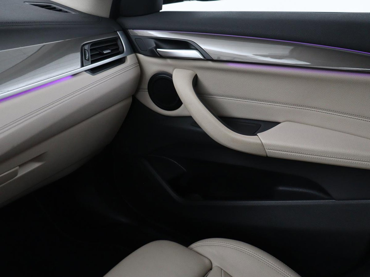 BMW X1 xDrive25e Business Edition Plus | SOH 91,4% | Panoramadak | Leder | Stoelverwarming | Sfeerverlichting | Cruise control | Navigatie | Park assist | PHEV