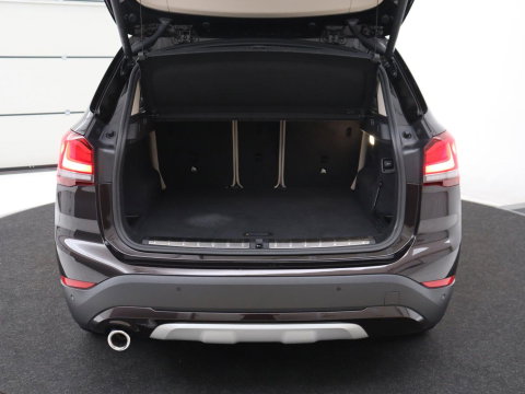BMW X1 xDrive25e Business Edition Plus | SOH 91,4% | Panoramadak | Leder | Stoelverwarming | Sfeerverlichting | Cruise control | Navigatie | Park assist | PHEV