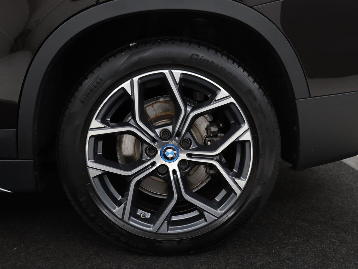 BMW X1 xDrive25e Business Edition Plus | SOH 91,4% | Panoramadak | Leder | Stoelverwarming | Sfeerverlichting | Cruise control | Navigatie | Park assist | PHEV