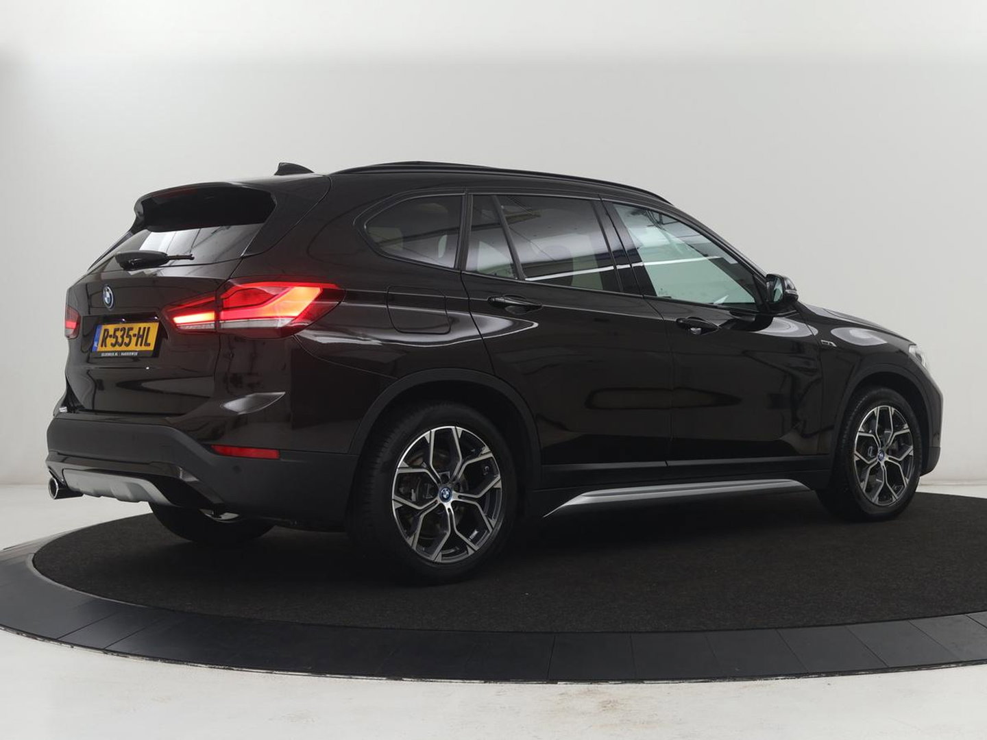 BMW X1 xDrive25e Business Edition Plus | SOH 91,4% | Panoramadak | Leder | Stoelverwarming | Sfeerverlichting | Cruise control | Navigatie | Park assist | PHEV
