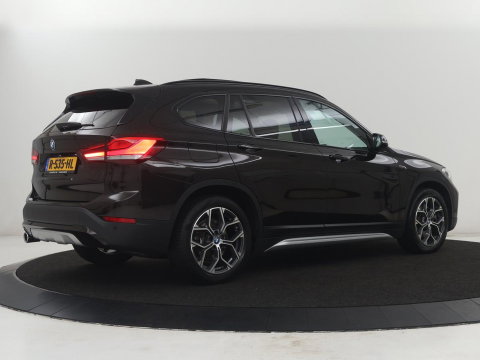 BMW X1 xDrive25e Business Edition Plus | SOH 91,4% | Panoramadak | Leder | Stoelverwarming | Sfeerverlichting | Cruise control | Navigatie | Park assist | PHEV