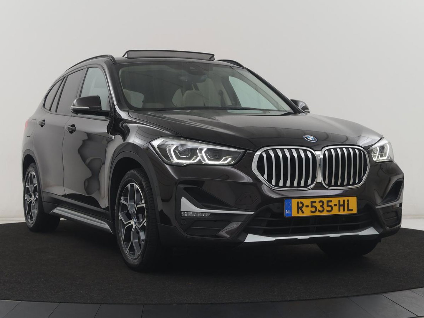 BMW X1 xDrive25e Business Edition Plus | SOH 91,4% | Panoramadak | Leder | Stoelverwarming | Sfeerverlichting | Cruise control | Navigatie | Park assist | PHEV