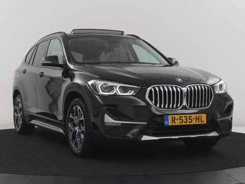 BMW X1 xDrive25e Business Edition Plus | SOH 91,4% | Panoramadak | Leder | Stoelverwarming | Sfeerverlichting | Cruise control | Navigatie | Park assist | PHEV