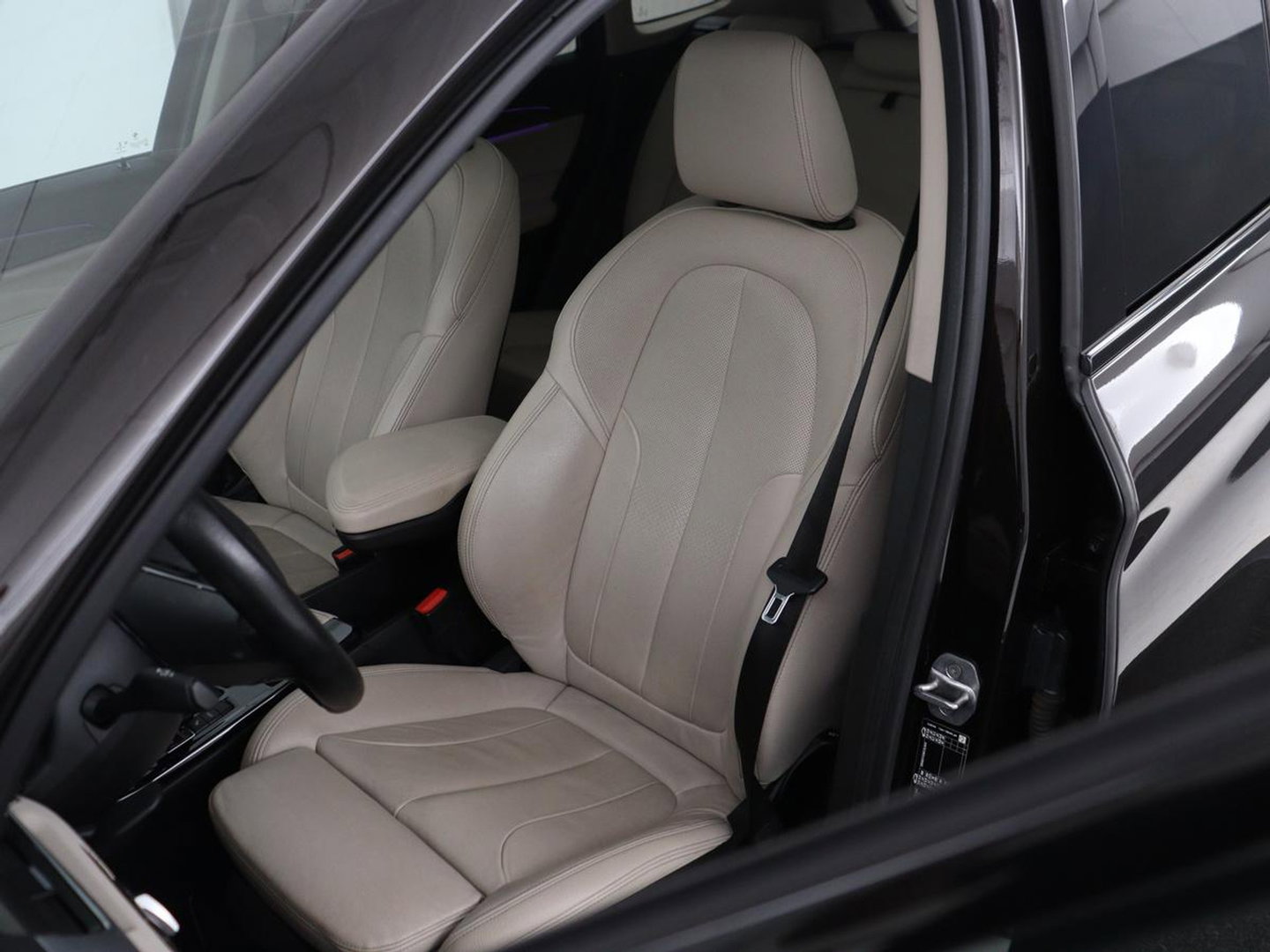 BMW X1 xDrive25e Business Edition Plus | SOH 91,4% | Panoramadak | Leder | Stoelverwarming | Sfeerverlichting | Cruise control | Navigatie | Park assist | PHEV