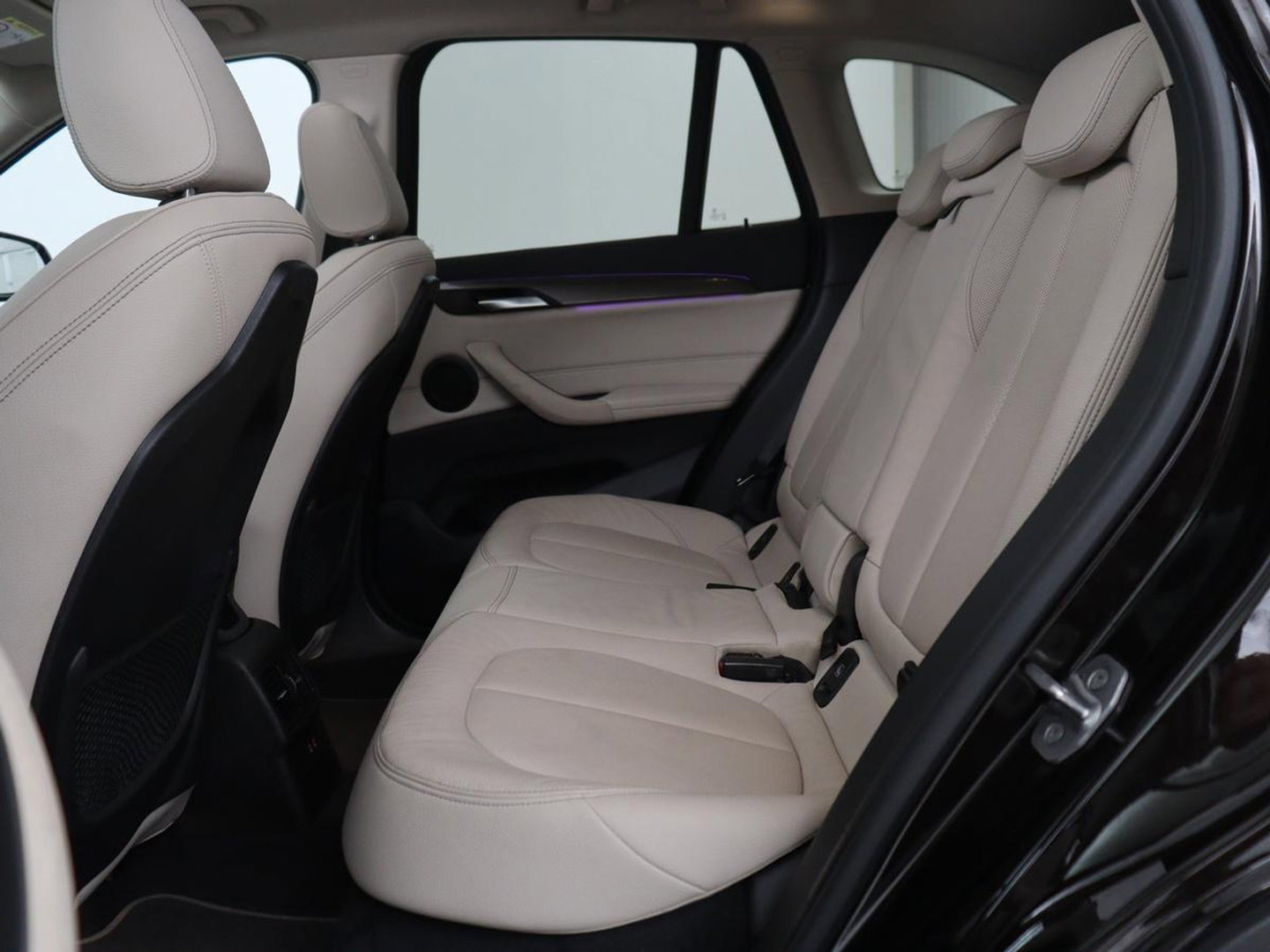 BMW X1 xDrive25e Business Edition Plus | SOH 91,4% | Panoramadak | Leder | Stoelverwarming | Sfeerverlichting | Cruise control | Navigatie | Park assist | PHEV