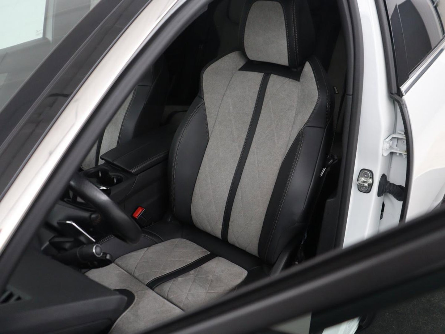Peugeot 3008 1.6 HYbrid4 300 Première Pack | SOH 93,8% | Panoramadak | Leder/alacantara | Memory | Stoelverwarming | Carplay | 360 camera | Trekhaak | PHEV