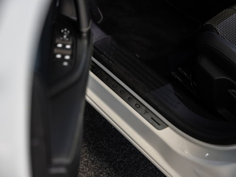 Peugeot e-2008 Peugeot E-2008 EV Active 50kWh l GT Line l SoH 96% l CAM. l 1ste eig. l NAV.l FULL OPTION l Als Nieuw