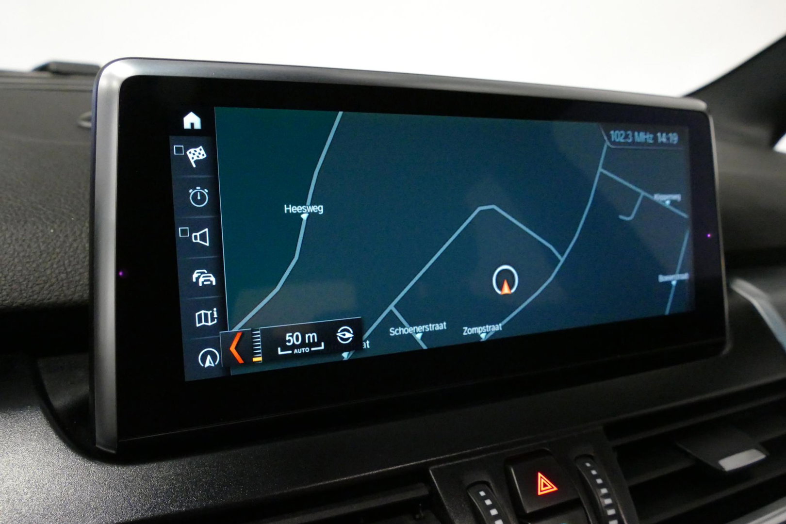 BMW 2 Serie Active Tourer 218i M Sport / Orig. Nederlands / Panoramadak / Elektr. verstelbare voorstoelen (links met memory) / Trekhaak (afneembaar) / Harman Kardon Sound System / Stoelverwarming / Lederen bekleding / HUD / Cruise Control / Navigatie / Elektr. achter