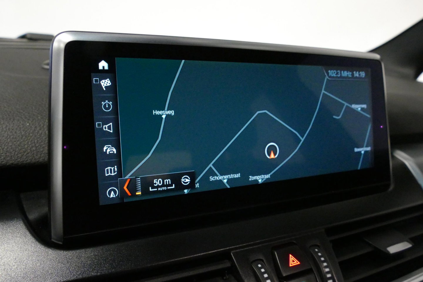 BMW 2 Serie Active Tourer 218i M Sport / Orig. Nederlands / Panoramadak / Elektr. verstelbare voorstoelen (links met memory) / Trekhaak (afneembaar) / Harman Kardon Sound System / Stoelverwarming / Lederen bekleding / HUD / Cruise Control / Navigatie / Elektr. achter