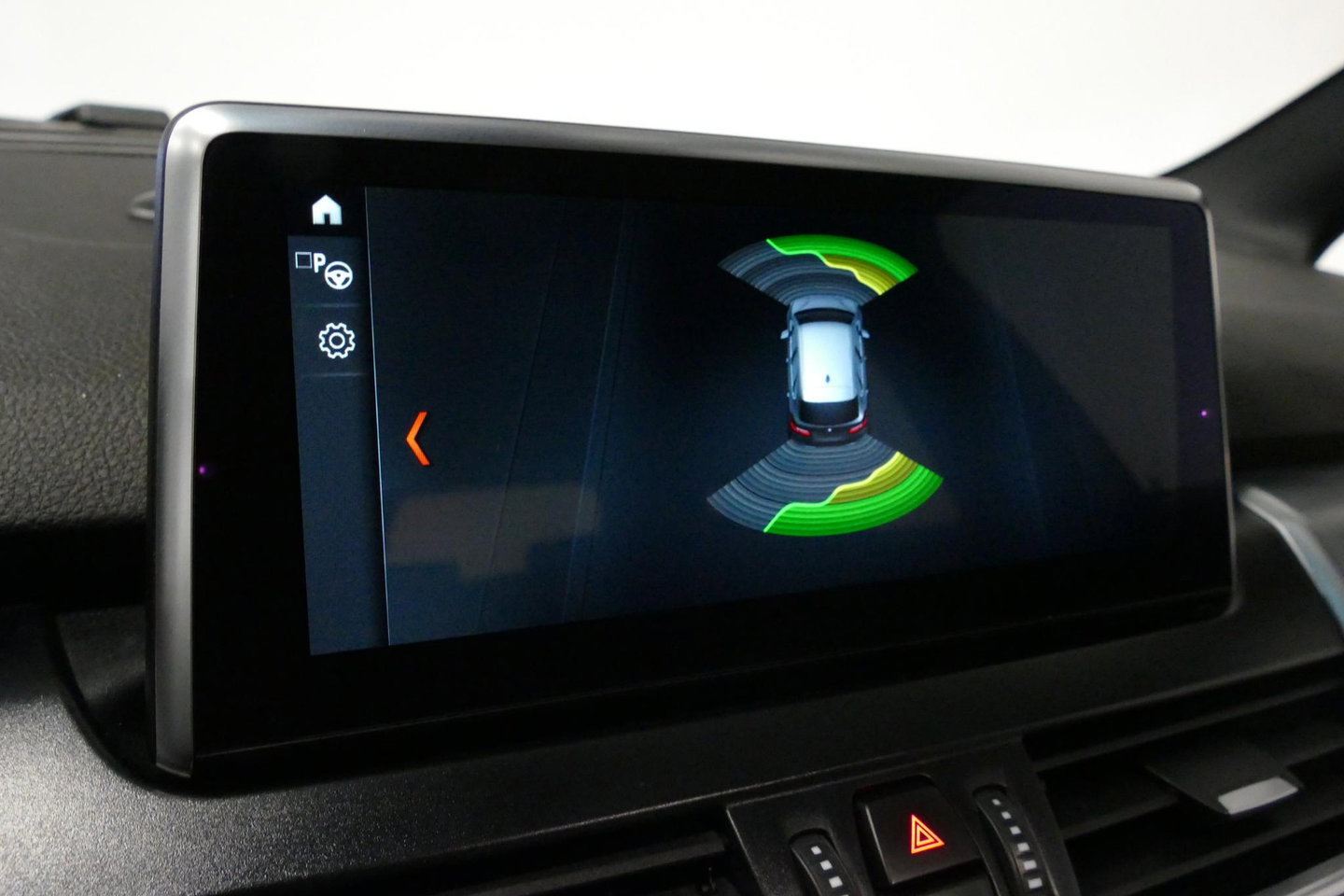 BMW 2 Serie Active Tourer 218i M Sport / Orig. Nederlands / Panoramadak / Elektr. verstelbare voorstoelen (links met memory) / Trekhaak (afneembaar) / Harman Kardon Sound System / Stoelverwarming / Lederen bekleding / HUD / Cruise Control / Navigatie / Elektr. achter