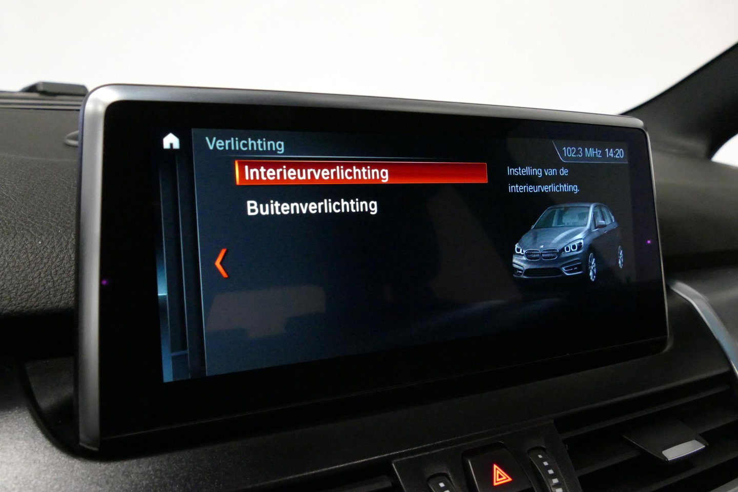 BMW 2 Serie Active Tourer 218i M Sport / Orig. Nederlands / Panoramadak / Elektr. verstelbare voorstoelen (links met memory) / Trekhaak (afneembaar) / Harman Kardon Sound System / Stoelverwarming / Lederen bekleding / HUD / Cruise Control / Navigatie / Elektr. achter