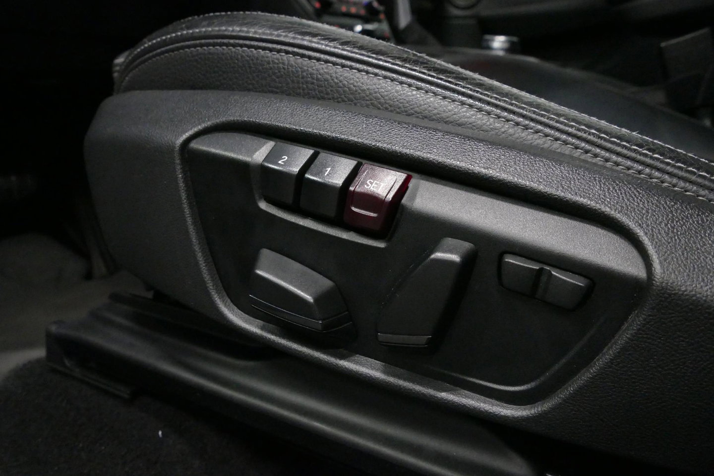 BMW 2 Serie Active Tourer 218i M Sport / Orig. Nederlands / Panoramadak / Elektr. verstelbare voorstoelen (links met memory) / Trekhaak (afneembaar) / Harman Kardon Sound System / Stoelverwarming / Lederen bekleding / HUD / Cruise Control / Navigatie / Elektr. achter