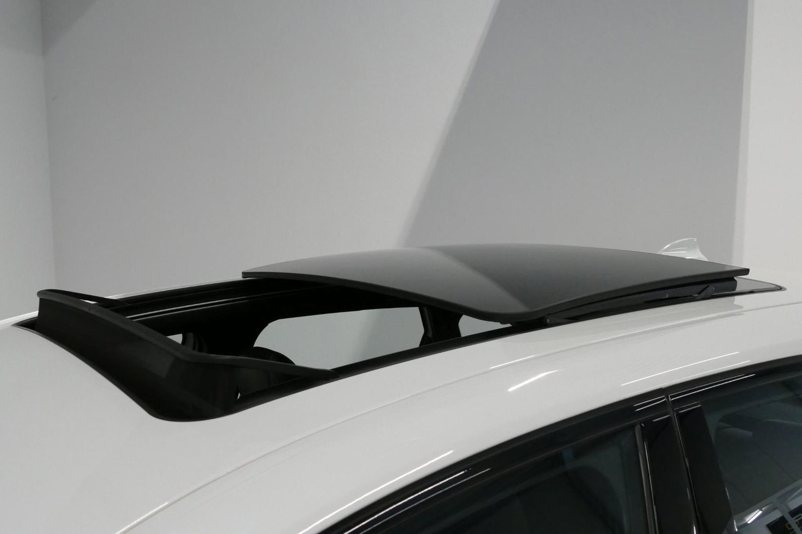 BMW 2 Serie Active Tourer 218i M Sport / Orig. Nederlands / Panoramadak / Elektr. verstelbare voorstoelen (links met memory) / Trekhaak (afneembaar) / Harman Kardon Sound System / Stoelverwarming / Lederen bekleding / HUD / Cruise Control / Navigatie / Elektr. achter