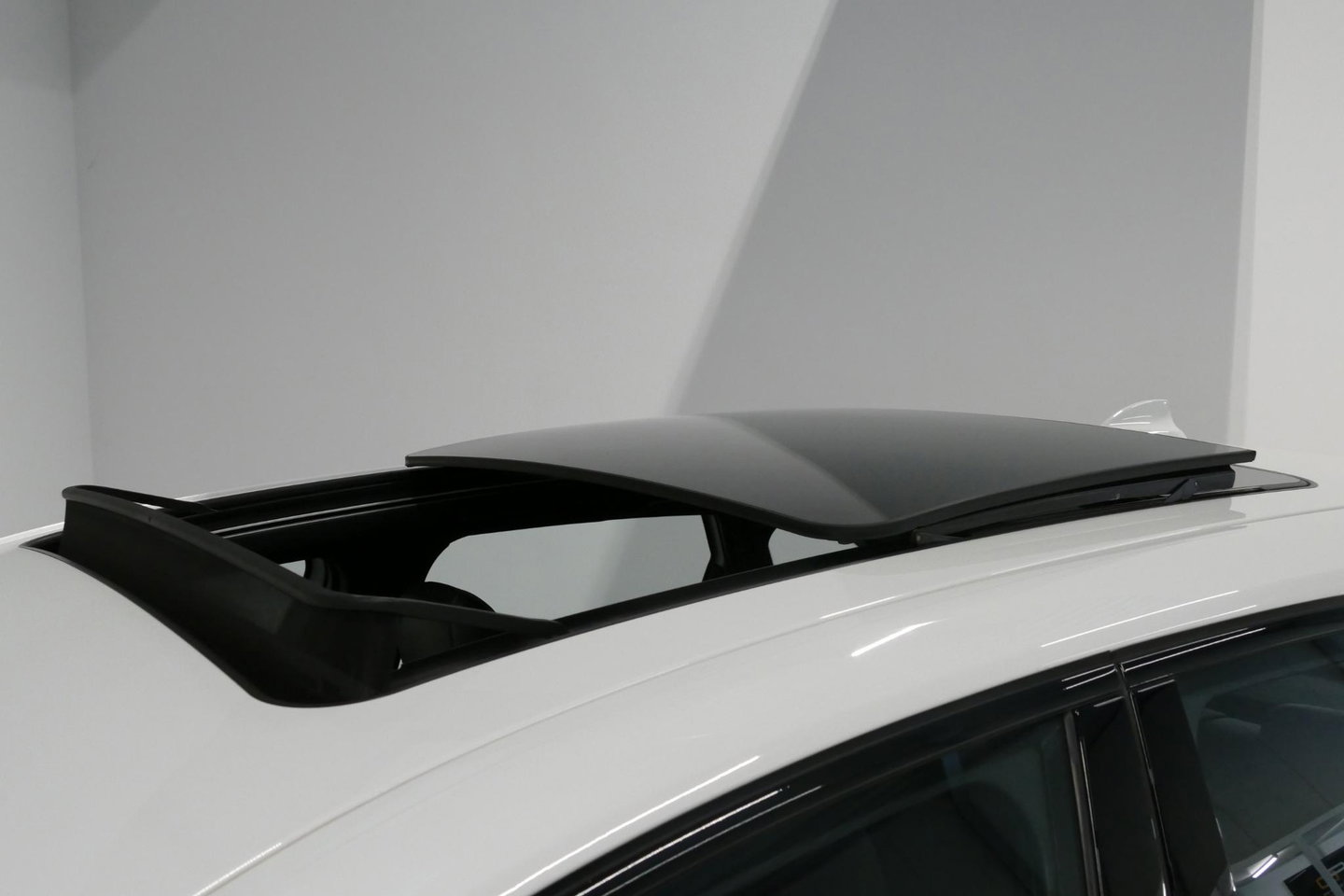 BMW 2 Serie Active Tourer 218i M Sport / Orig. Nederlands / Panoramadak / Elektr. verstelbare voorstoelen (links met memory) / Trekhaak (afneembaar) / Harman Kardon Sound System / Stoelverwarming / Lederen bekleding / HUD / Cruise Control / Navigatie / Elektr. achter