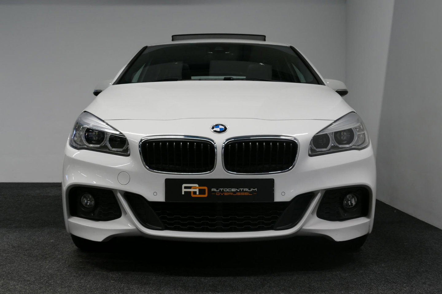 BMW 2 Serie Active Tourer 218i M Sport / Orig. Nederlands / Panoramadak / Elektr. verstelbare voorstoelen (links met memory) / Trekhaak (afneembaar) / Harman Kardon Sound System / Stoelverwarming / Lederen bekleding / HUD / Cruise Control / Navigatie / Elektr. achter