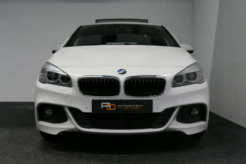 BMW 2 Serie Active Tourer 218i M Sport / Orig. Nederlands / Panoramadak / Elektr. verstelbare voorstoelen (links met memory) / Trekhaak (afneembaar) / Harman Kardon Sound System / Stoelverwarming / Lederen bekleding / HUD / Cruise Control / Navigatie / Elektr. achter