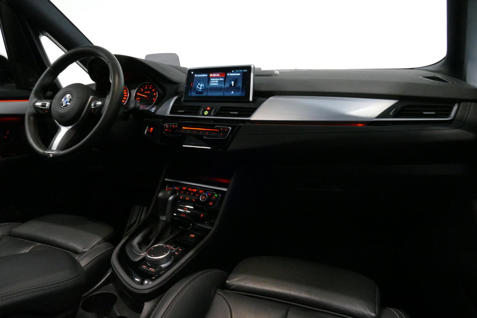 BMW 2 Serie Active Tourer 218i M Sport / Orig. Nederlands / Panoramadak / Elektr. verstelbare voorstoelen (links met memory) / Trekhaak (afneembaar) / Harman Kardon Sound System / Stoelverwarming / Lederen bekleding / HUD / Cruise Control / Navigatie / Elektr. achter