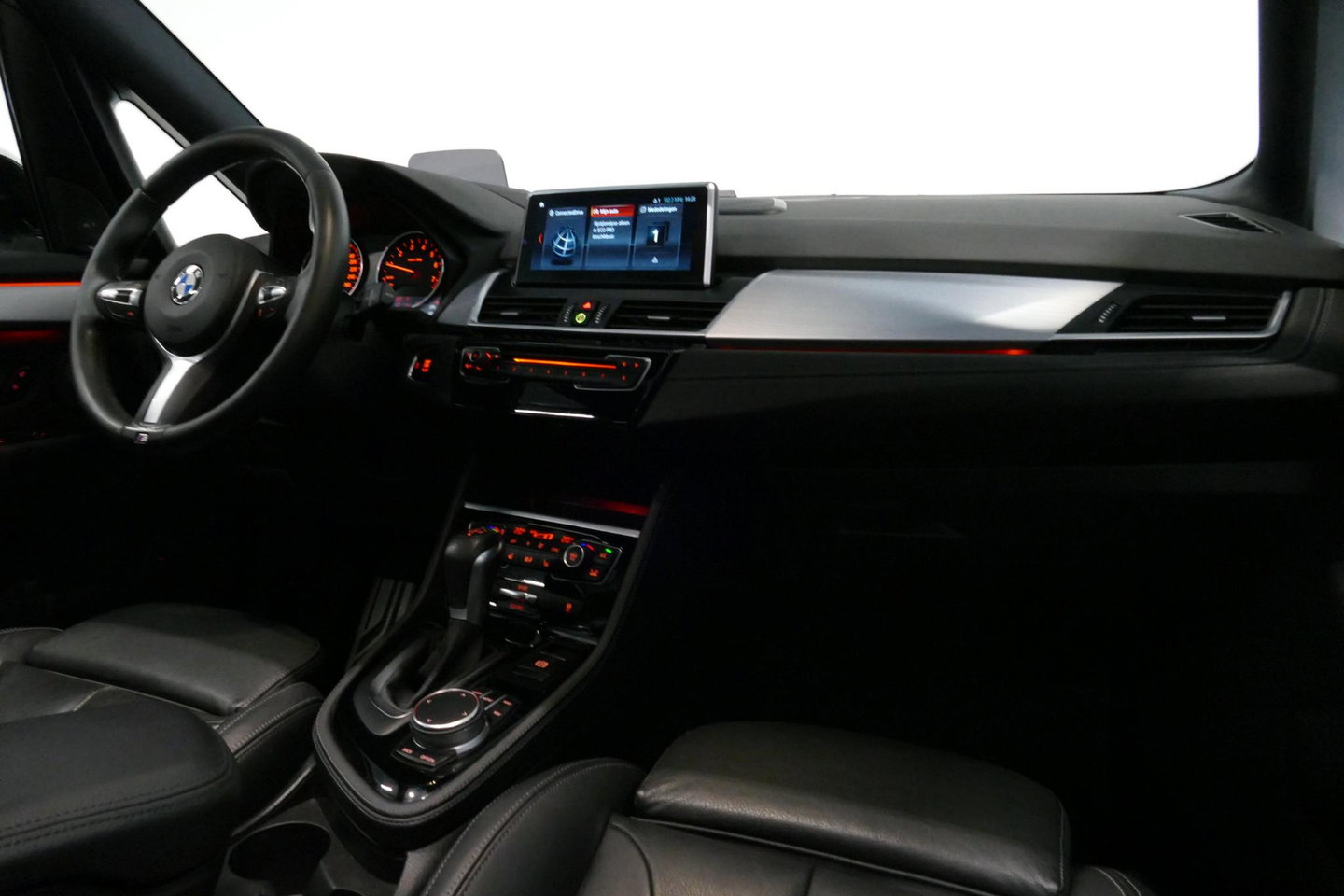 BMW 2 Serie Active Tourer 218i M Sport / Orig. Nederlands / Panoramadak / Elektr. verstelbare voorstoelen (links met memory) / Trekhaak (afneembaar) / Harman Kardon Sound System / Stoelverwarming / Lederen bekleding / HUD / Cruise Control / Navigatie / Elektr. achter