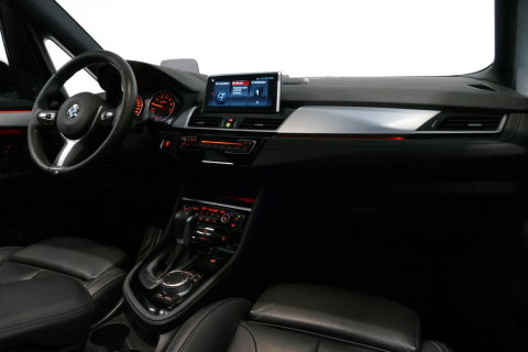 BMW 2 Serie Active Tourer 218i M Sport / Orig. Nederlands / Panoramadak / Elektr. verstelbare voorstoelen (links met memory) / Trekhaak (afneembaar) / Harman Kardon Sound System / Stoelverwarming / Lederen bekleding / HUD / Cruise Control / Navigatie / Elektr. achter