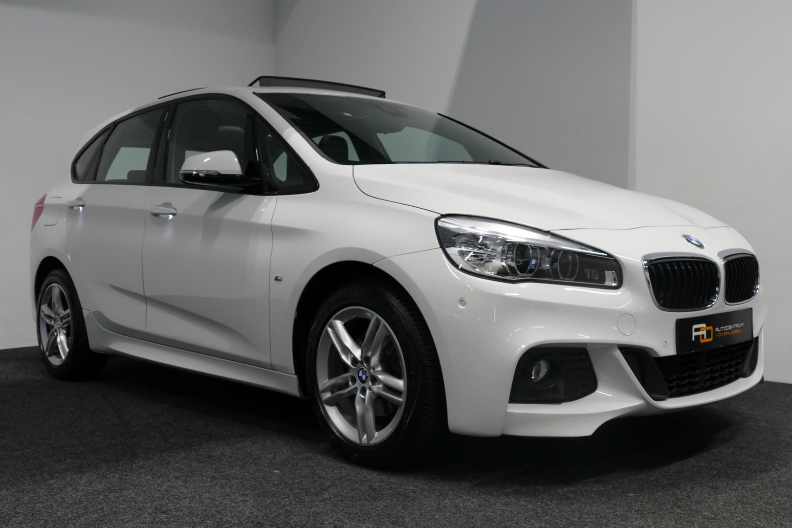 BMW 2 Serie Active Tourer 218i M Sport / Orig. Nederlands / Panoramadak / Elektr. verstelbare voorstoelen (links met memory) / Trekhaak (afneembaar) / Harman Kardon Sound System / Stoelverwarming / Lederen bekleding / HUD / Cruise Control / Navigatie / Elektr. achter