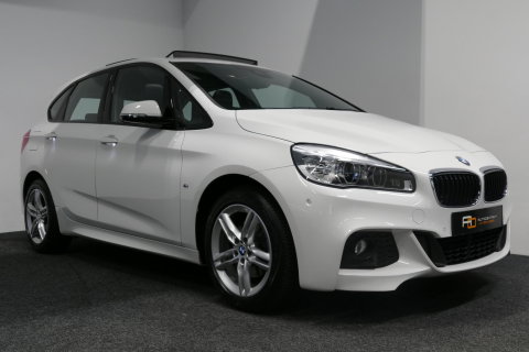 BMW 2 Serie Active Tourer 218i M Sport / Orig. Nederlands / Panoramadak / Elektr. verstelbare voorstoelen (links met memory) / Trekhaak (afneembaar) / Harman Kardon Sound System / Stoelverwarming / Lederen bekleding / HUD / Cruise Control / Navigatie / Elektr. achter