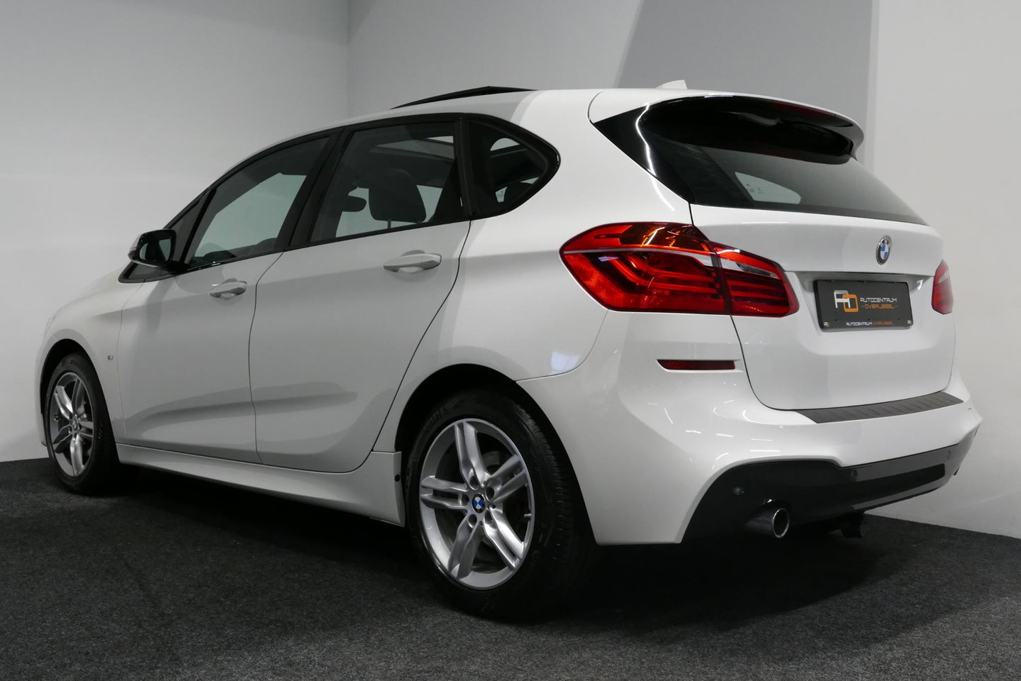 BMW 2 Serie Active Tourer 218i M Sport / Orig. Nederlands / Panoramadak / Elektr. verstelbare voorstoelen (links met memory) / Trekhaak (afneembaar) / Harman Kardon Sound System / Stoelverwarming / Lederen bekleding / HUD / Cruise Control / Navigatie / Elektr. achter