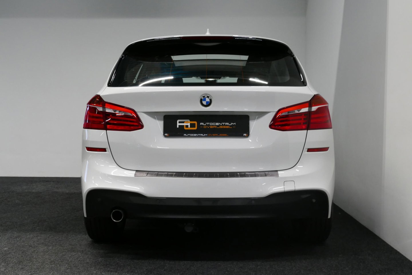 BMW 2 Serie Active Tourer 218i M Sport / Orig. Nederlands / Panoramadak / Elektr. verstelbare voorstoelen (links met memory) / Trekhaak (afneembaar) / Harman Kardon Sound System / Stoelverwarming / Lederen bekleding / HUD / Cruise Control / Navigatie / Elektr. achter