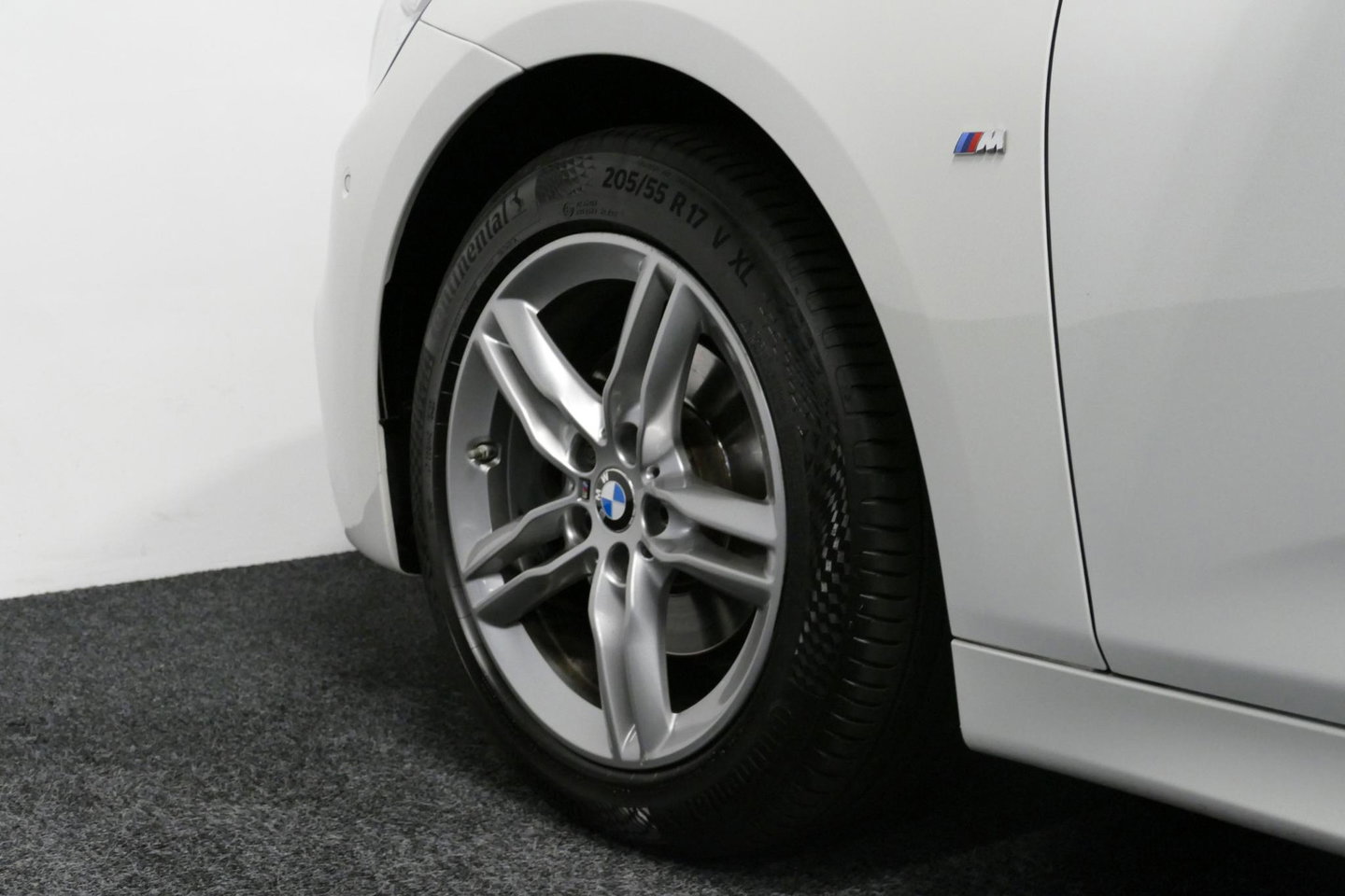 BMW 2 Serie Active Tourer 218i M Sport / Orig. Nederlands / Panoramadak / Elektr. verstelbare voorstoelen (links met memory) / Trekhaak (afneembaar) / Harman Kardon Sound System / Stoelverwarming / Lederen bekleding / HUD / Cruise Control / Navigatie / Elektr. achter