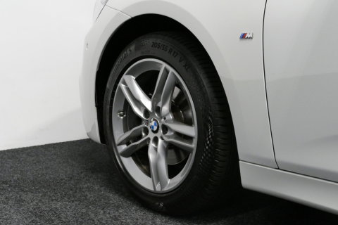 BMW 2 Serie Active Tourer 218i M Sport / Orig. Nederlands / Panoramadak / Elektr. verstelbare voorstoelen (links met memory) / Trekhaak (afneembaar) / Harman Kardon Sound System / Stoelverwarming / Lederen bekleding / HUD / Cruise Control / Navigatie / Elektr. achter