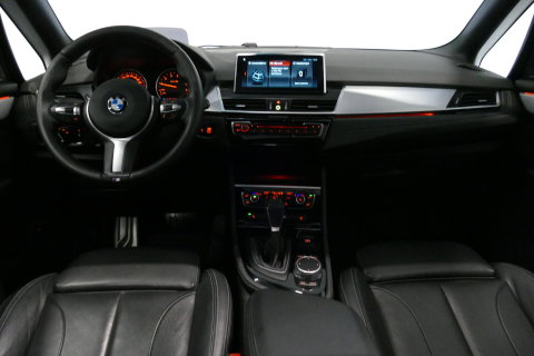 BMW 2 Serie Active Tourer 218i M Sport / Orig. Nederlands / Panoramadak / Elektr. verstelbare voorstoelen (links met memory) / Trekhaak (afneembaar) / Harman Kardon Sound System / Stoelverwarming / Lederen bekleding / HUD / Cruise Control / Navigatie / Elektr. achter