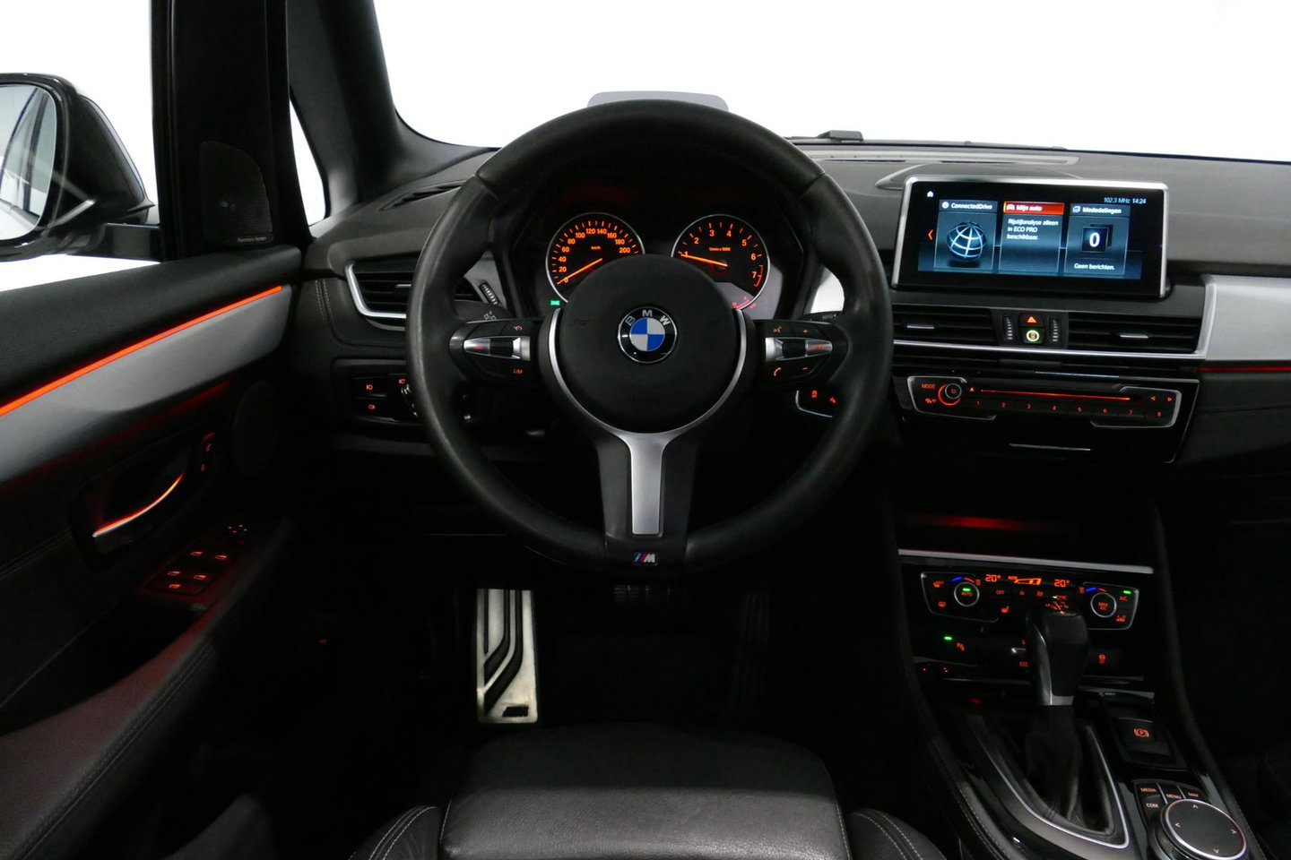 BMW 2 Serie Active Tourer 218i M Sport / Orig. Nederlands / Panoramadak / Elektr. verstelbare voorstoelen (links met memory) / Trekhaak (afneembaar) / Harman Kardon Sound System / Stoelverwarming / Lederen bekleding / HUD / Cruise Control / Navigatie / Elektr. achter