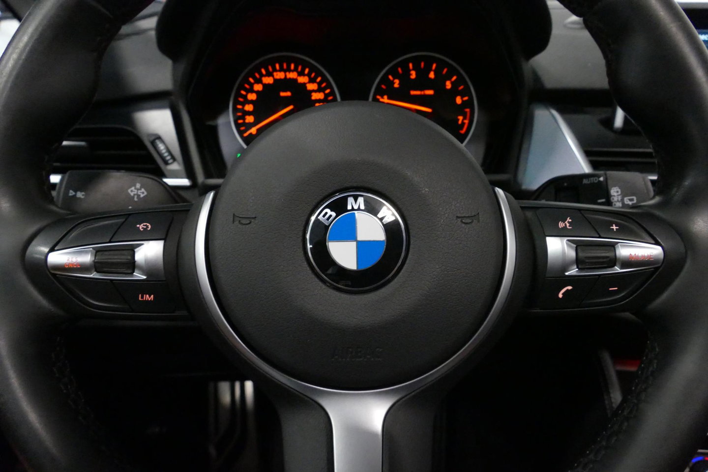 BMW 2 Serie Active Tourer 218i M Sport / Orig. Nederlands / Panoramadak / Elektr. verstelbare voorstoelen (links met memory) / Trekhaak (afneembaar) / Harman Kardon Sound System / Stoelverwarming / Lederen bekleding / HUD / Cruise Control / Navigatie / Elektr. achter