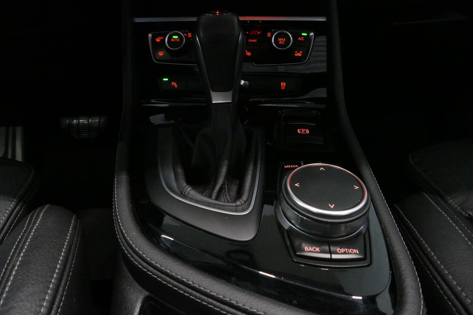 BMW 2 Serie Active Tourer 218i M Sport / Orig. Nederlands / Panoramadak / Elektr. verstelbare voorstoelen (links met memory) / Trekhaak (afneembaar) / Harman Kardon Sound System / Stoelverwarming / Lederen bekleding / HUD / Cruise Control / Navigatie / Elektr. achter