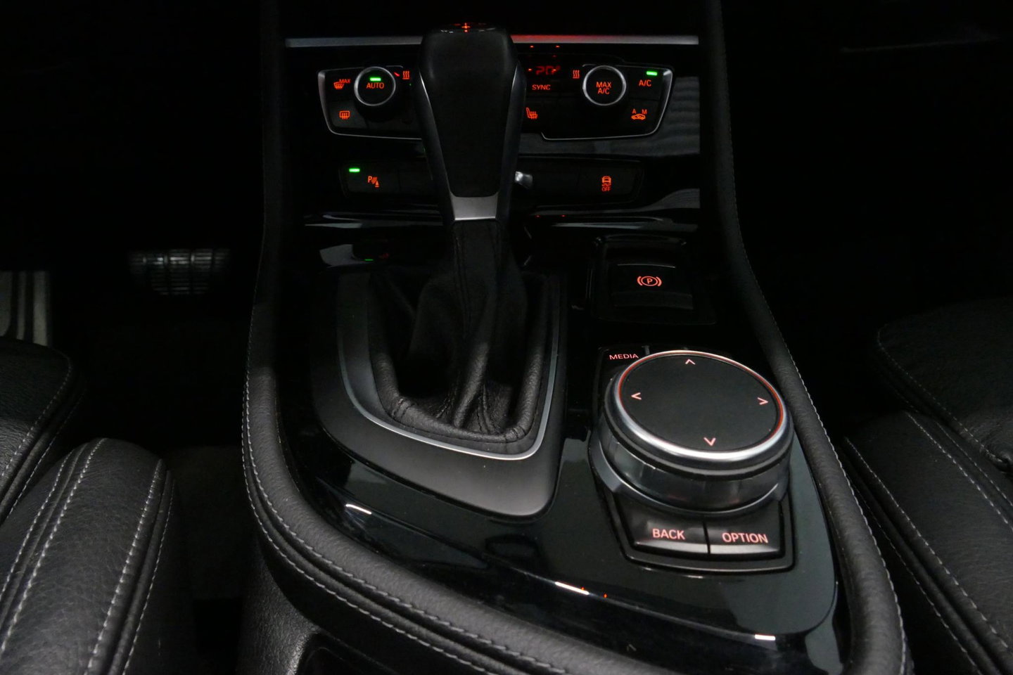 BMW 2 Serie Active Tourer 218i M Sport / Orig. Nederlands / Panoramadak / Elektr. verstelbare voorstoelen (links met memory) / Trekhaak (afneembaar) / Harman Kardon Sound System / Stoelverwarming / Lederen bekleding / HUD / Cruise Control / Navigatie / Elektr. achter