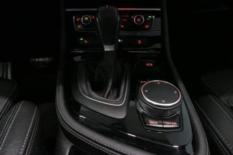 BMW 2 Serie Active Tourer 218i M Sport / Orig. Nederlands / Panoramadak / Elektr. verstelbare voorstoelen (links met memory) / Trekhaak (afneembaar) / Harman Kardon Sound System / Stoelverwarming / Lederen bekleding / HUD / Cruise Control / Navigatie / Elektr. achter